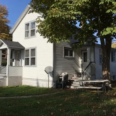 Lighthouse Cottage: 1 block from the beach, 2 blocks to downtown!