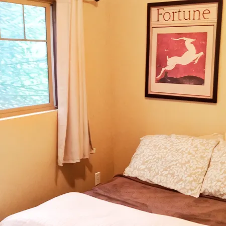 Awesome Fully Furnished Ski Chalet for 6 is Close to Slopes!