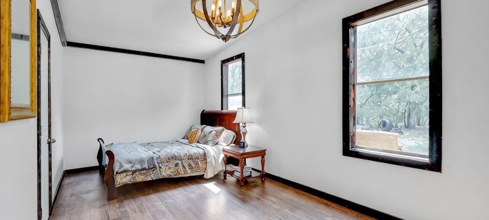 country living in a city. very close to DFW airport. in the heart of town Hotels in Denton County