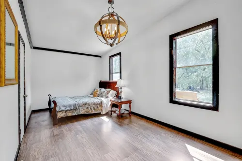 country living in a city. very close to DFW airport. in the heart of town - Wifi
