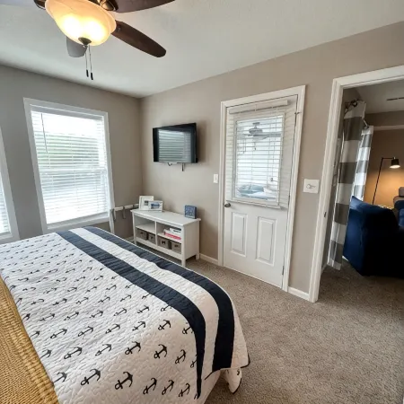 NEW LISTING *Lakefront* Sleeps 6* Pool*
