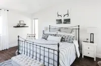 Family Flagstaff Retreat  Sleeps 12 Mountain Views  EV Charger  Near Nau with AC - balcony