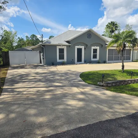 Relaxing Pool Home with spacious parking, close to Flagler Beach & Daytona