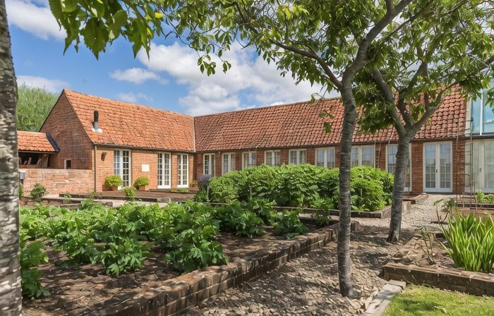 Pigsty Cottage - Luxurious apartment within orangery