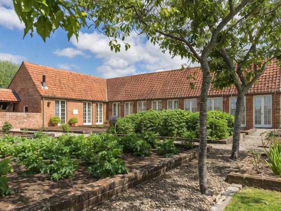 Pigsty Cottage - Luxurious apartment within orangery