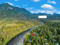 Idlyllic riverfront 2-bed cabin with hot-tub close to Stevens Pass and hiking - Alphydda