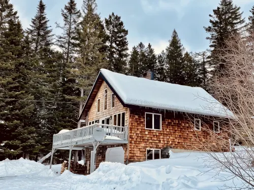 Rangeley 4-Season Retreat – Water and Sunset Views – Wood Stove – Game Room - Wifi