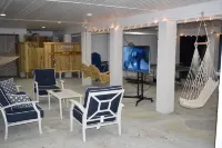 Come enjoy some laid-back beach vibes. Walk to the beach, shops, restaurants. - Wifi