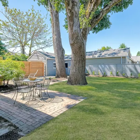 Minutes from oregon wine country and walking distance from George Fox University