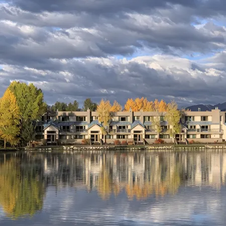 Lakeside, Ski Condo with Amazing Views, Quiet, Family-Friendly