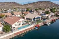 Lakefront Home complete with Mountain Views, Pool, Putting Green & Paddle Boat! - 4 ดาว