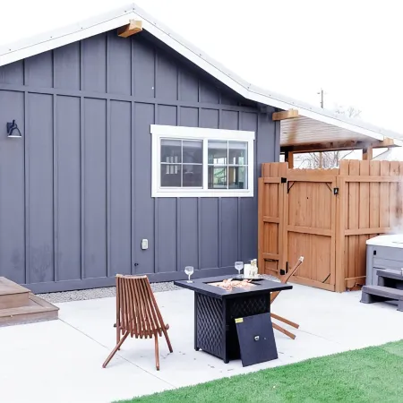 The Black Bird Bungalow -Charming Modern-Vintage Flair - Spa & Fireside