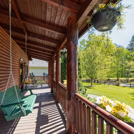 Cozy Log Cabin/Mountain Views & Rushing Creek/Pet-Friendly