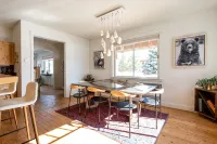Big Sky Escape - Spacious Home with Hot Tub - Boutique