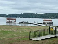 Lakeside Condo ~ Close to Everything ~ First Floor ~ Pool ~ Dock ~ Views - 3つ星