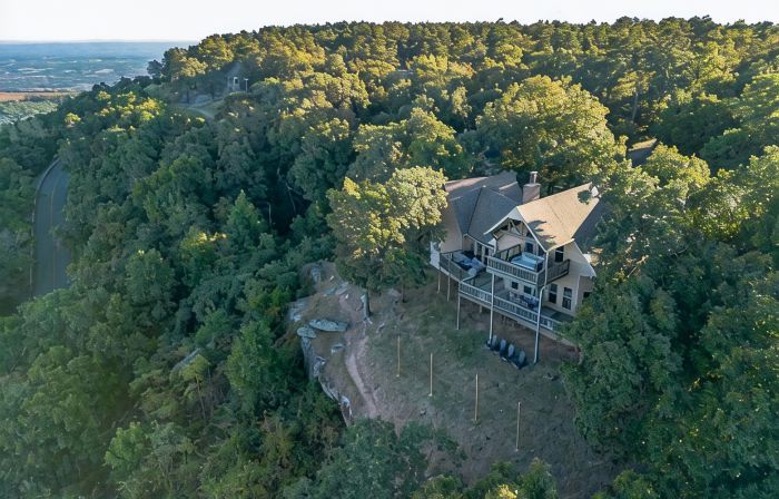 On Mt Nebo State Park Luxury Mountain Retreat with above The-Clouds Sunrise View