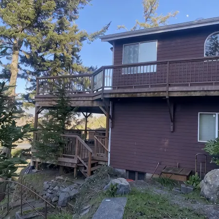 Rogue River Water Front with Hot Tub and Fenced Yard