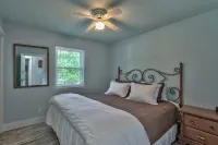 Watch the Manatees Swim by from This Peaceful Retreat with a Private Dock - 3성급