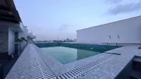 The Koi Boutique Hotel - สระว่ายน้ำบนดาดฟ้า