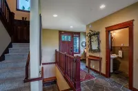 XXL 5 Star Luxury Home,  "The Lodge", Private Spa, Pool Table and Gorgeous Views - 4-Star