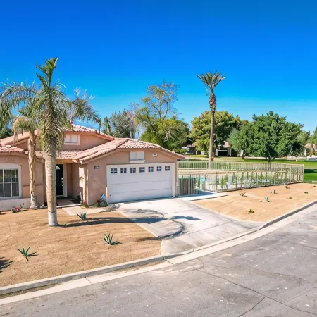 Newly renovated DESERT RETREAT *Private oversized Pool* Walk to Stagecoach