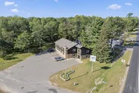 Pelican Lakes Motel - parking