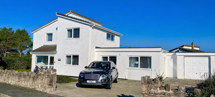 Beautiful Beach house sleep13, 5 mins to beach&Hot Tub, games room, pets allowed Hotels in Holyhead