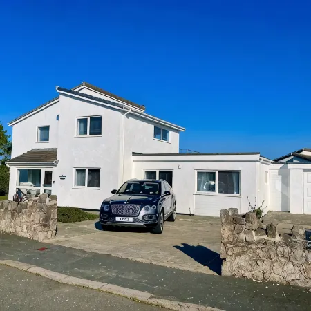 Beautiful Beach house sleep13, 5 mins to beach&Hot Tub, games room, pets allowed
