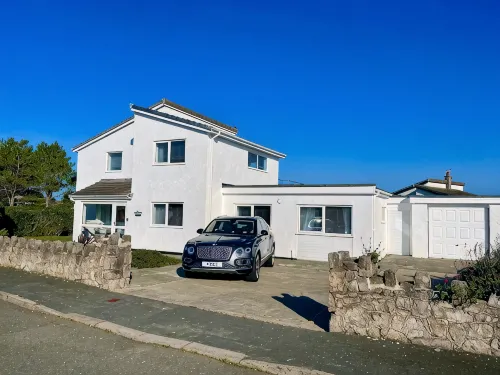 Beautiful Beach house sleep13, 5 mins to beach&Hot Tub, games room, pets allowed - 4-Star