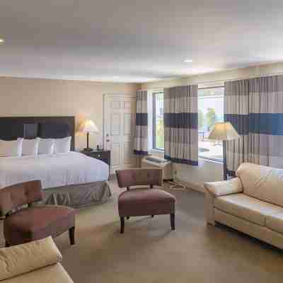 Cottonwood Suites Savannah Hotel & Conference Center Rooms