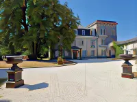 Château de Champblanc فنادق في Cherves-Richemont