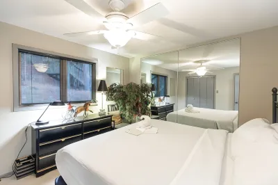 Forest View Two Bedroom, Two Bath Condo on Lake Ouachita, Steps Away from Pool and Spa. by RedAwning Hotel di Mount Ida