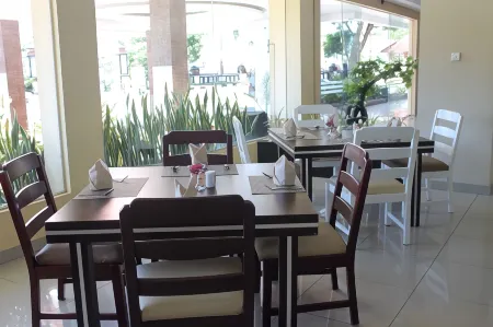 Khas Parapat Отели рядом с достопримечательностью «Pantai Bebas Parapat Danau Toba»