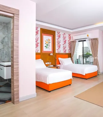 ห้องดีลักซ์ เตียงแฝด พร้อมระเบียง