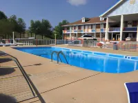 Twelve Oaks Inn - Motels