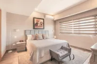 Regatta Living II with Breakfast Included! - 502 Hotel di 