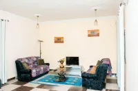 Odza, Modern Apartment, 3 Bedrooms, Private Parking