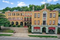 Hotel Seville Hotel dekat Bandara Boone County
