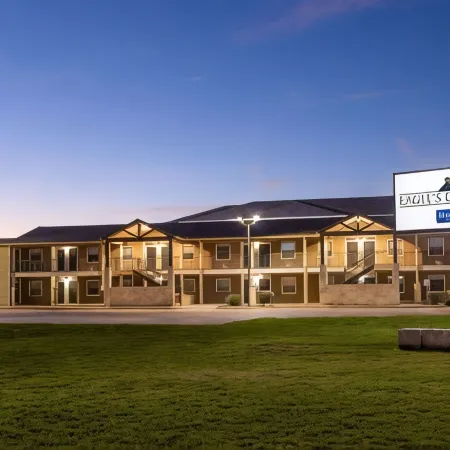 Eagle's Den Suites Kenedy a Travelodge by Wyndham