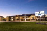 Eagle's Den Suites Kenedy a Travelodge by Wyndham Các khách sạn ở Karnes City