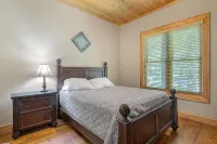 Riverfront 3BR Cabin minutes to Table Rock. Fire pit, hot tub, and game room.