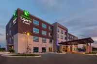 Holiday Inn Express & Suites Cedar Springs - Grand Rapids N Hotel di Spencer Township