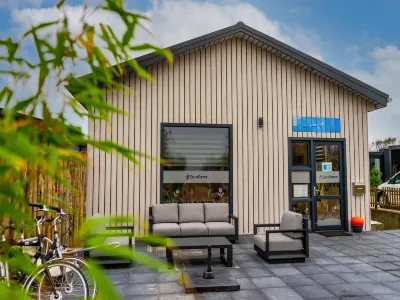 Chalet on a Holiday Park 3.5 km From the Beach Hotels in der Nähe von Leuchtturm Texel
