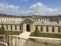 Hotel des Lys Hotels near قاعة المرايا