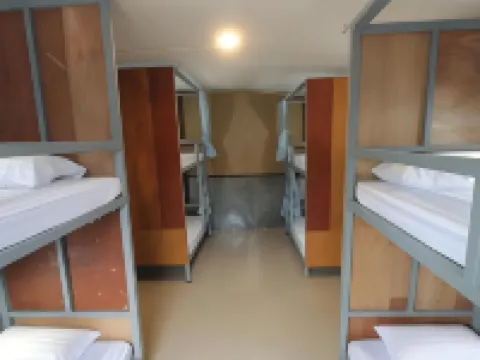 ชมจันทร์ โฮสเทล โรงแรมในเกาะพยาม