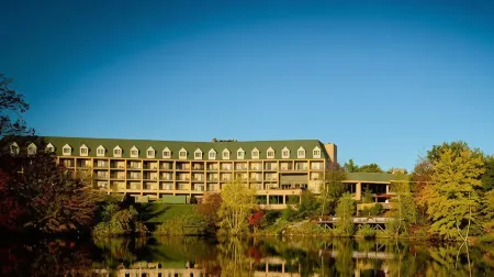 Chateau Resort & Conference Center Отели рядом с достопримечательностью «Camelbeach Mountain Waterpark»