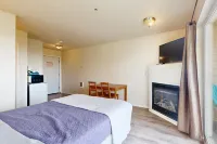 Romance awaits with ocean views & sandy shores at this dog-friendly studio Hotels in Lincoln City