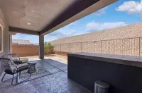 Beautiful 3-bed professionally appointed golf sport & desert recreation getaway.