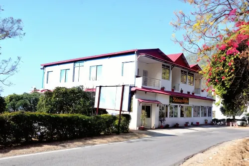 Nature Hike Hotels in Lansdowne