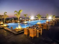 Essentia Luxury Hotel Indore - piscina